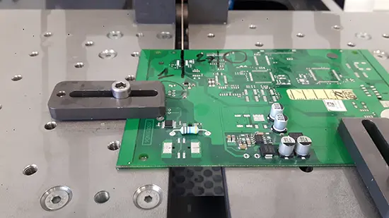 Exemple bridage circuit électronique, préparation métallographique électronique